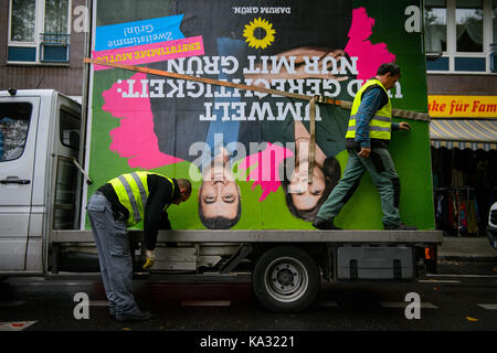 Berlin, Allemagne. 25 septembre, 2017. Les travailleurs dépose de grandes affiches de la campagne électorale dans une rue de Berlin, Allemagne, 25 septembre 2017. crédit : gregor fischer/dpa/Alamy live news Banque D'Images