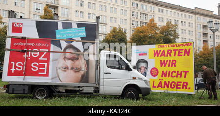 Berlin, Allemagne. 25 septembre, 2017. Les travailleurs dépose de grandes affiches de la campagne électorale dans une rue de Berlin, Allemagne, 25 septembre 2017. crédit : Wolfgang kumm/dpa/Alamy live news Banque D'Images