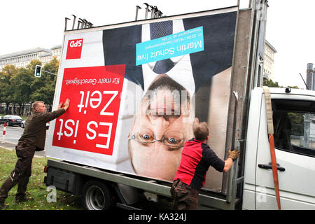 Berlin, Allemagne. 25 septembre, 2017. Les travailleurs dépose de grandes affiches de la campagne électorale dans une rue de Berlin, Allemagne, 25 septembre 2017. crédit : Wolfgang kumm/dpa/Alamy live news Banque D'Images