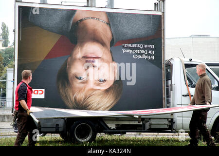 Berlin, Allemagne. 25 septembre, 2017. Les travailleurs dépose de grandes affiches de la campagne électorale dans une rue de Berlin, Allemagne, 25 septembre 2017. crédit : Wolfgang kumm/dpa/Alamy live news Banque D'Images