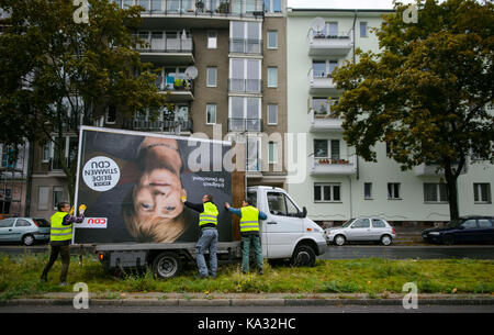 Berlin, Allemagne. 25 septembre, 2017. Les travailleurs dépose de grandes affiches de la campagne électorale dans une rue de Berlin, Allemagne, 25 septembre 2017. crédit : gregor fischer/dpa/Alamy live news Banque D'Images