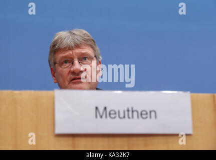 Berlin, Allemagne. 25 septembre 2017, porte-parole fédéral. d'autres für Deutschland (AFD) partie joerg meuthen assiste à une conférence de presse après l'élection générale à Berlin, capitale de l'Allemagne, sur sept. 25, 2017. Avec tous les votes comptés, résultats officiels sur tôt lundi a confirmé que l'Allemagne n'est autre fuer deutschland (AFD) a été élu au parlement fédéral pour la première fois. crédit : shan yuqi/Xinhua/Alamy live news Banque D'Images