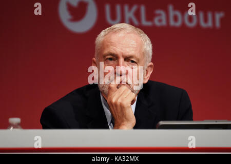 Brighton, UK. 25 septembre, 2017 Jeremy Corbyn. le chef du parti travailliste à l'écoute de john mcdonnell l'ombre chancelier de l'échiquier fait son discours lors de la conférence du parti travailliste dans le Brighton Centre aujourd'hui crédit : Simon dack/Alamy live news Banque D'Images