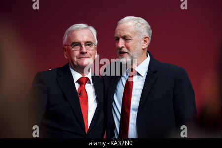 Brighton, UK. 25 septembre, 2017 Jeremy Corbyn. le chef du parti travailliste avec John mcdonnell l'ombre chancelier de l'échiquier après son discours lors de la conférence du parti travailliste dans le Brighton Centre aujourd'hui crédit : Simon dack/Alamy live news Banque D'Images