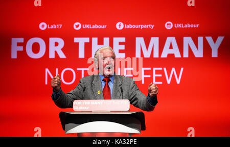 Brighton, UK. 25 septembre, 2017. Dennis skinner mp s'exprimant lors de la conférence du parti travailliste dans le Brighton Centre aujourd'hui crédit : Simon dack/Alamy live news Banque D'Images