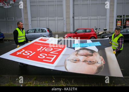 Berlin, Allemagne. 25 septembre, 2017. Les travailleurs dépose de grandes affiches de la campagne électorale dans une rue de Berlin, Allemagne, 25 septembre 2017. crédit : gregor fischer/dpa/Alamy live news Banque D'Images