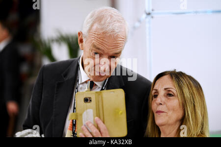 Brighton, UK. 25 septembre, 2017. jon snow radiodiffuseur pose pour une photo à la conférence du parti travailliste dans le Brighton Centre aujourd'hui crédit : Simon dack/Alamy live news Banque D'Images