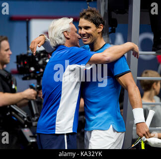 Joueur de tennis espagnol Rafael Nadal (à droite, l'équipe de l'Europe) est vu après sa victoire dans le 6e match, des célibataires, contre nous player jack sock (monde) au sein de l'équipe de la première édition du tournoi de tennis de la coupe la cuve à Prague, en République tchèque, le 23 septembre 2017. Sur le côté gauche est vu le capitaine de Team Europe Bjorn Borg (Suède). (Ctk photo/vit simanek) Banque D'Images