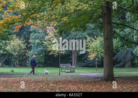Londres, Royaume-Uni. 25 septembre, 2017. Les gens marcher sous une canope de feuilles qui commencent à la couleur sous un ciel couvert journée d'automne à Wimbledon : crédit amer ghazzal/Alamy live news Banque D'Images