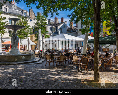 Cafe la vie de rue à Chinon, France. Banque D'Images