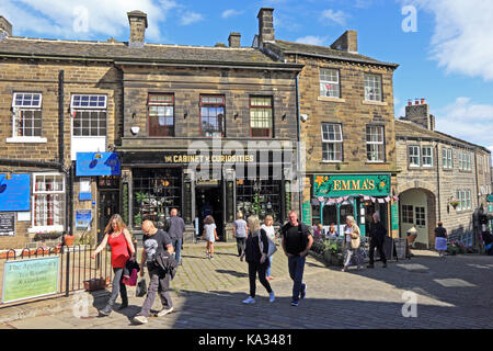 Boutiques en haut de Main Street, Haworth Banque D'Images