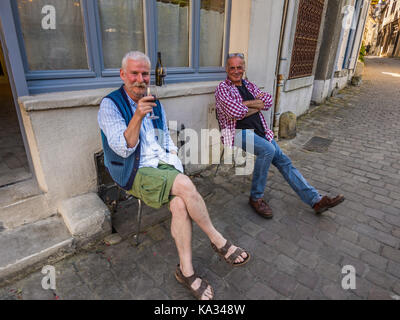 Deux hommes de boire du vin en dehors de la ville-house, Chinon, France. Banque D'Images