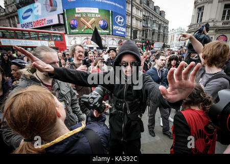 'Carnival' street protester contre le capitalisme dans le centre de Londres contre le sommet du G8. Banque D'Images