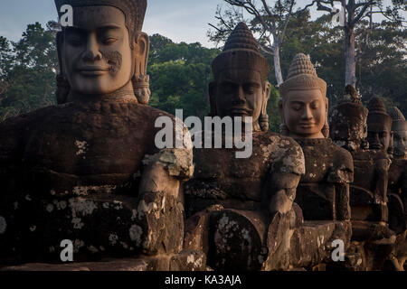 Détail, statues d'Asura sur le pont de la porte Sud, à Angkor Thom, Siem Reap, Cambodge Banque D'Images