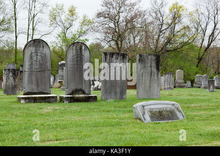 Kingston, New Jersey - le 26 avril 2017 : pierres tombales anciennes tombes marque à ce cimetière historique dans le comté de Middlesex Banque D'Images