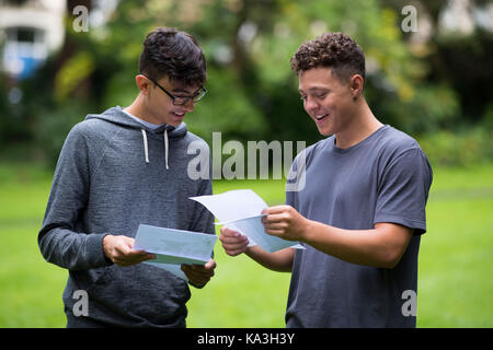 Swansea, Pays de Galles - 17 août : Adam frangakas-williams et Daniel Davies posent pour une photo après avoir reçu leurs résultats au niveau d'un ffynone house school Banque D'Images