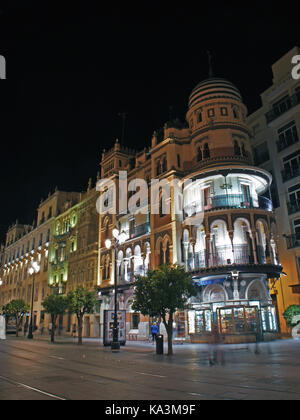 Promenade nocturne à côté du bâtiment Adriatica (Edificio de la Adritica) sur l'Avenida de la Constitucin (rue Constitution) à Séville (Espagne), Espagne Banque D'Images