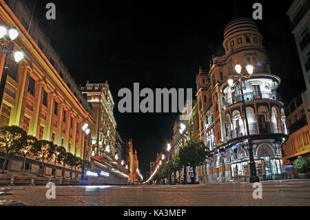 Promenade nocturne à côté du bâtiment Adriatica (Edificio de la Adritica) sur l'Avenida de la Constitucin (rue Constitution) à Séville (Espagne), Espagne Banque D'Images