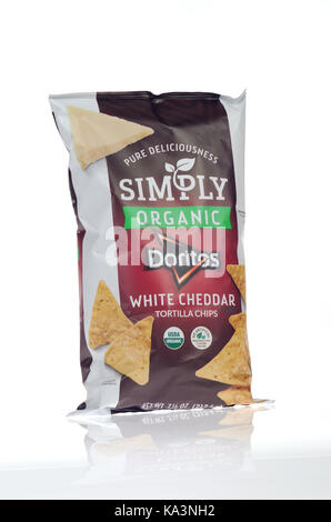 Sac de Frito-Lay Cheddar blanc bio simplement Doritos sur fond blanc, isolé USA Banque D'Images