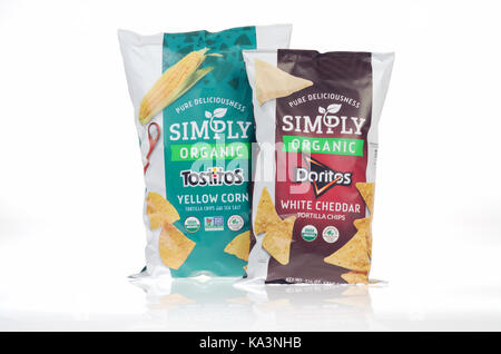 Tout simplement des sacs de cheddar blanc biologique Doritos et maïs jaune par Tostitos Frito-lay sur fond blanc. USA Banque D'Images