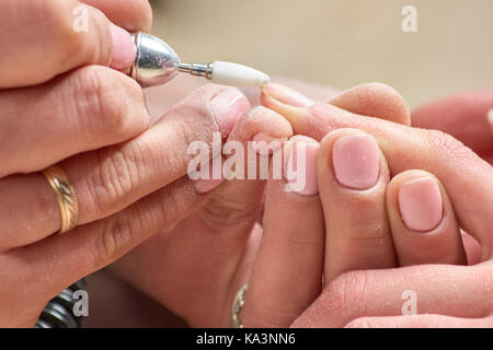 Manucure matériel en instituts de beauté. manucure Gel femelle dépose de l'ancien à partir de clients des ongles. ongles soins et beauté. Banque D'Images