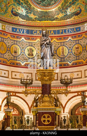 Statue et de l'intérieur détail de la basilique notre dame de la garde à Marseille, France. Banque D'Images