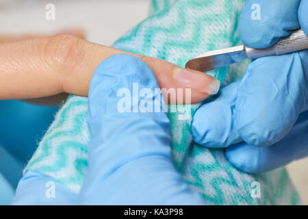 Manucure ongles nettoyage à femme client. femme mains in nail salon receiving manicure close up. jeune femme se manucure dans un salon de beauté. Banque D'Images