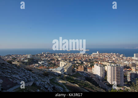 Marseille, France depuis le sommet de la colline à la mer méditerranée. une belle vue sur la ville jusqu'à la mer. Banque D'Images