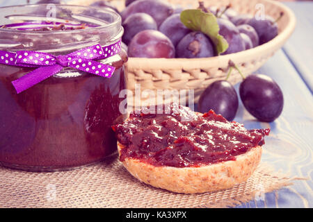 Vintage photo, sandwiches frais prune avec de la marmelade ou de la confiture, du concept d'une saine collation sucrée, petit déjeuner ou dessert Banque D'Images