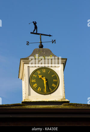 Une girouette traditionnelle sur le thème d'un golfeur au sommet d'une boutique de golf pro et d'une brasserie dans un complexe de golf de Limavady dans le comté de Londonderry dans le nord Banque D'Images