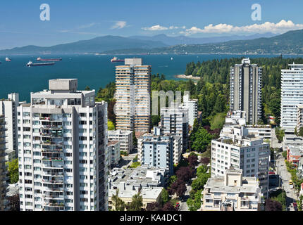 Vue aérienne de l'extrémité ouest, à Vancouver, Colombie-Britannique, Canada. Les immeubles à appartements, English Bay et du Parc Stanley. Banque D'Images