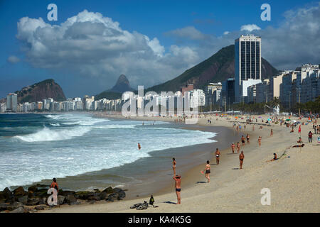 Les brésiliens sur la plage de Leme, Copacabana, Rio de Janeiro, Brésil, Amérique du Sud Banque D'Images