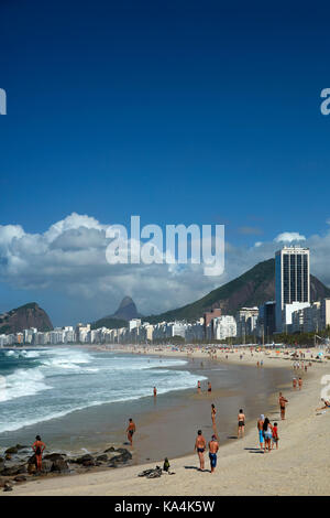 Les brésiliens sur la plage de Leme, Copacabana, Rio de Janeiro, Brésil, Amérique du Sud Banque D'Images