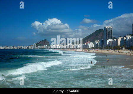 La plage de Leme, Copacabana, Rio de Janeiro, Brésil, Amérique du Sud Banque D'Images