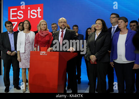 Martin Schulz répond aux membres du parti.Il est entouré de gauche à droite par katarina l'orge, le ministre des affaires de la famille, des personnes âgées, des femmes et des jeunes, Manuela schwesig, le ministre-président de Mecklembourg-Poméranie occidentale, Andrea nahles le ministre du Travail et des affaires sociales, et Barbara Hendricks, le ministre de l'environnement, de la conservation de la nature et de la sûreté nucléaire. le candidat pour le chancelier allemand et le président du SPD (parti social-démocrate d'Allemagne) a abordé les membres du parti et la presse dans la partie centrale, le Willy Brandt--haus de Berlin. Il a été accomp Banque D'Images