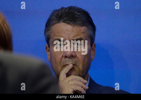 Berlin, Allemagne. 24 sep, 2017. Sigmar Gabriel, le ministre des affaires étrangères, écoute le discours de Martin Schulz, le candidat pour le chancelier allemand et le président du SPD (parti social-démocrate d'Allemagne) a abordé les membres du parti et la presse dans la partie centrale, le Willy Brandt--haus de Berlin. Il était accompagné par d'éminents politiciens spd. crédit : michael debets/pacific press/Alamy live news Banque D'Images