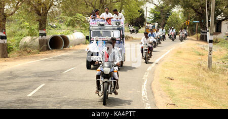 Jeune homme monté sur une moto sur route ouverte, suyachi piracharam nannilam de candidat député provincial, Tamilnadu, Inde. personnes bike ride Banque D'Images