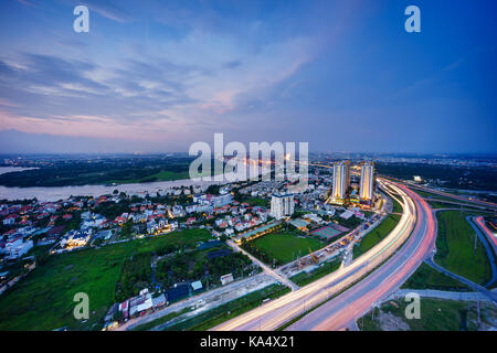 Vue panoramique de la route nationale 1a à Ho Chi Minh Ville (Saigon) aka au crépuscule, au Vietnam. Banque D'Images