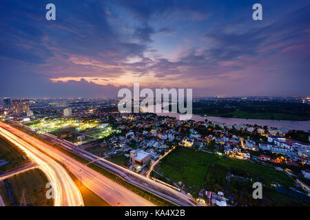 Vue panoramique de la route nationale 1a à Ho Chi Minh Ville (Saigon) aka au crépuscule, au Vietnam. Banque D'Images