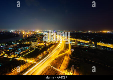 Vue panoramique de la route nationale 1a à Ho Chi Minh Ville (Saigon) aka au crépuscule, au Vietnam. Banque D'Images