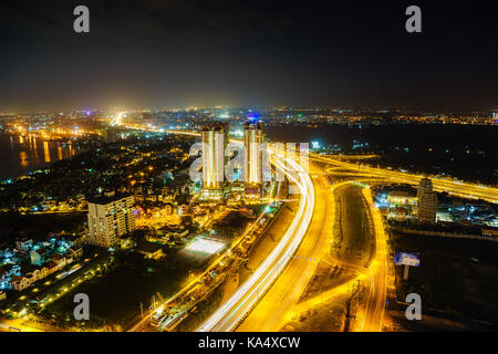 Vue panoramique de la route nationale 1a à Ho Chi Minh Ville (Saigon) aka au crépuscule, au Vietnam. Banque D'Images