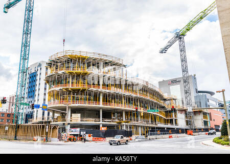 Silver Spring, États-Unis - 16 septembre 2017 : Nouvelle construction dans le centre-ville de ville dans le Maryland avec voitures sur rue, grue et United Therapeutics buil Banque D'Images