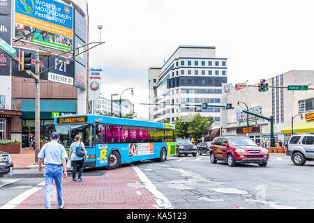 Silver Spring, États-Unis - 16 septembre 2017 : Centre-ville de ville dans le Maryland avec des voitures dans la rue, bus, et centre commercial, boutiques et les gens Banque D'Images