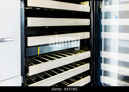 Moderne, propre vide bar avec de gros plan d'un mini-réfrigérateur dans l'organisation de la maison modèle, maison ou appartement Banque D'Images