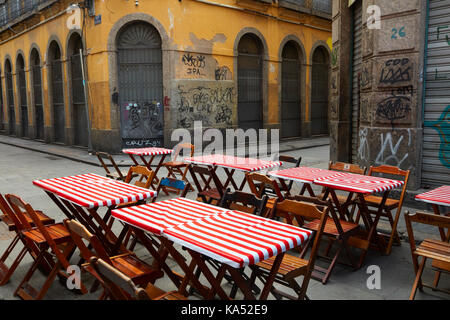 Tables à boteco restaurant décontracté dans la ville historique de rues étroites de centro, Rio de Janeiro, Brésil, Amérique du Sud Banque D'Images