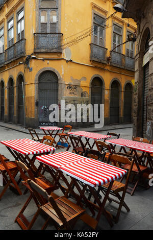 Tables à boteco restaurant décontracté dans la ville historique de rues étroites de centro, Rio de Janeiro, Brésil, Amérique du Sud Banque D'Images