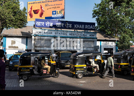 Route de khar railway station, Mumbai, Maharashtra, Inde, Asie Banque D'Images