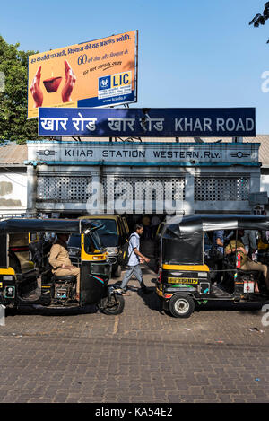 Route de khar railway station, Mumbai, Maharashtra, Inde, Asie Banque D'Images