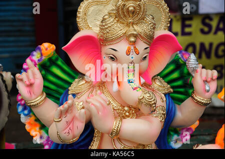 Le Dieu Ganesh statue détenus pour la vente, Mumbai, Maharashtra, Inde, Asie Banque D'Images
