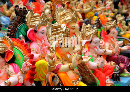Le Dieu Ganesh statue détenus pour la vente, Mumbai, Maharashtra, Inde, Asie Banque D'Images